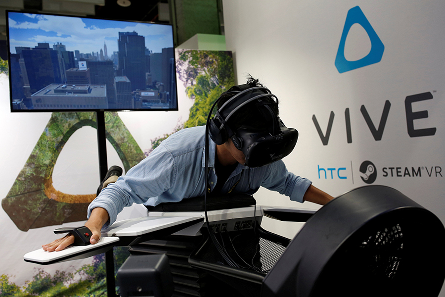 Shopping, playing and throwing Frisbee in virtual reality