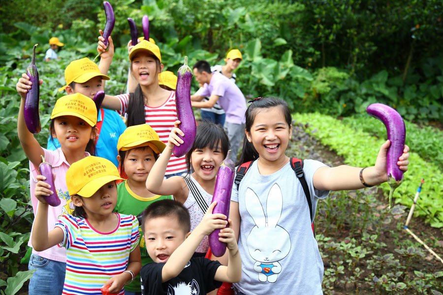 Airborne kids broaden ken during vacation