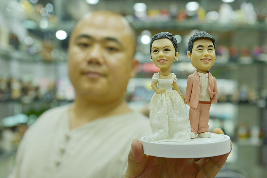 Dough figurine artist creates mini-mes for loving couples at Qixi festival