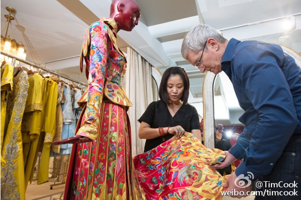 Tim Cook comes to China again, visiting Chinese fashion designer Guo Pei