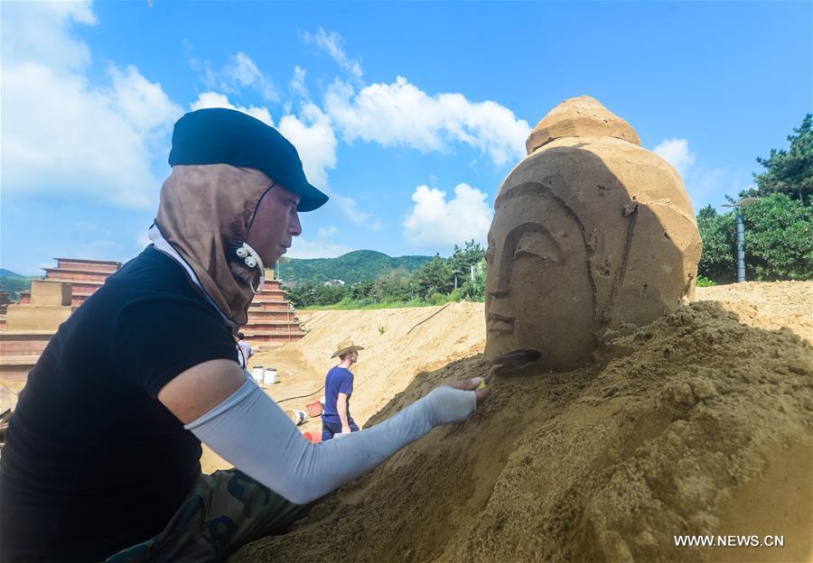 Artists build sand sculptures to greet upcoming G20 Summit