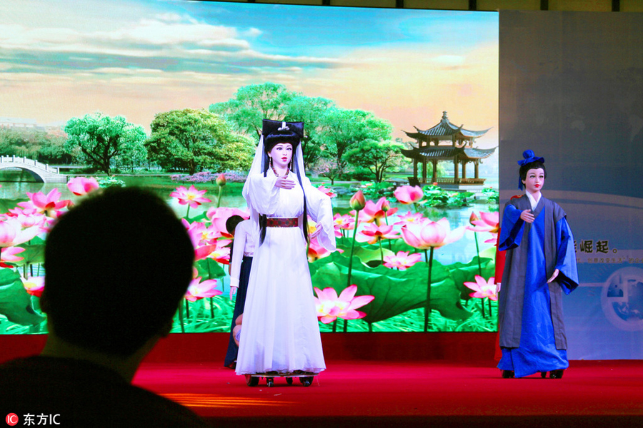 Beautiful, smart robots shine at expo in Nanjing