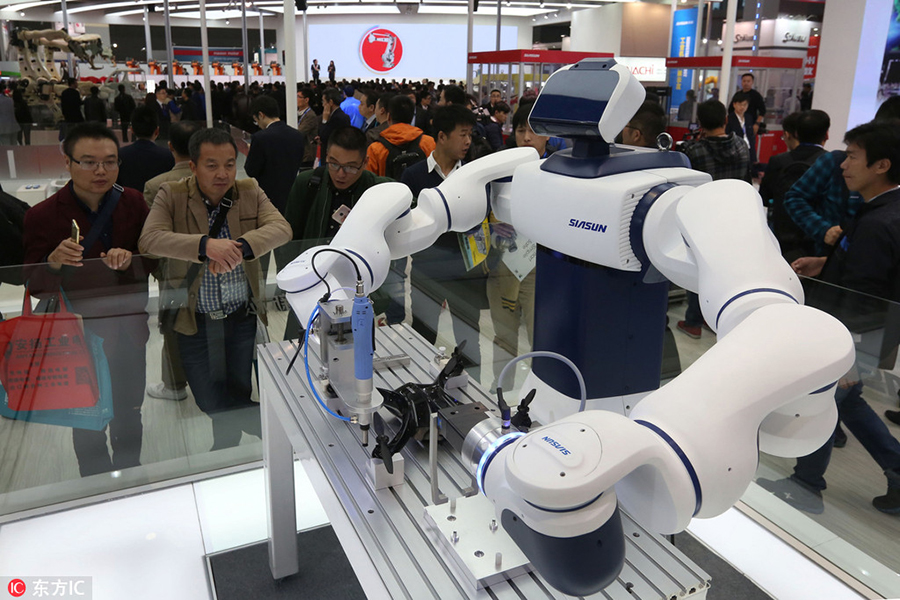 Robots draw people to China International Industry Fair in Shanghai