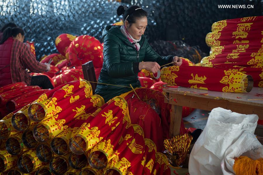 Kaiming factory produces 3,000 lanterns a day