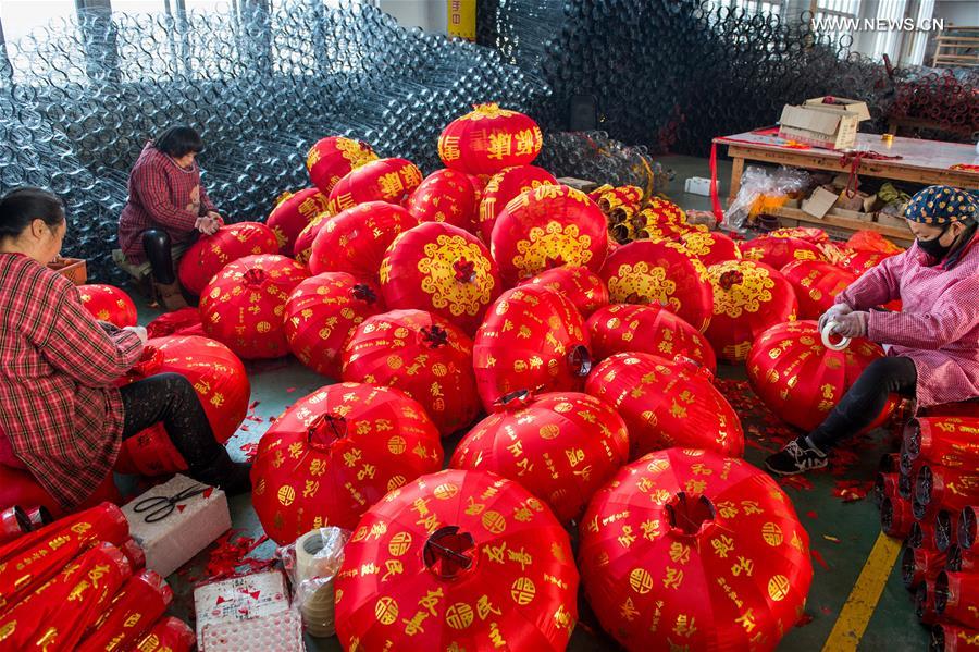 Kaiming factory produces 3,000 lanterns a day