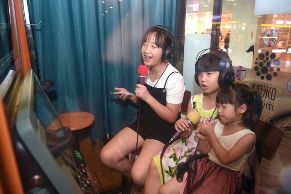 Mini karaoke booth biz creates social buzz