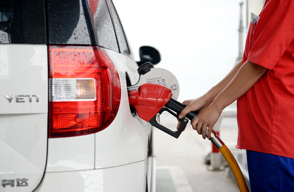 China cuts retail fuel prices