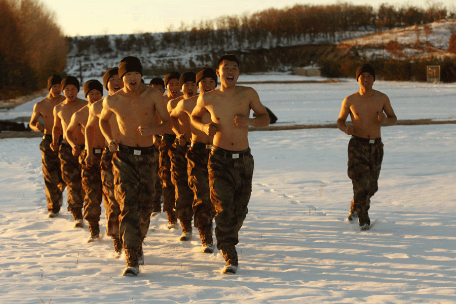 Border soldiers train in snow