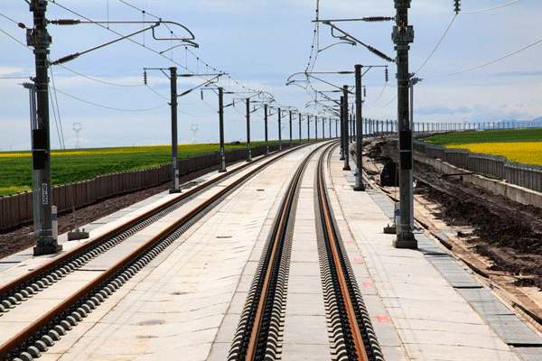 Lanzhou-Xinjiang high-speed line nears completion
