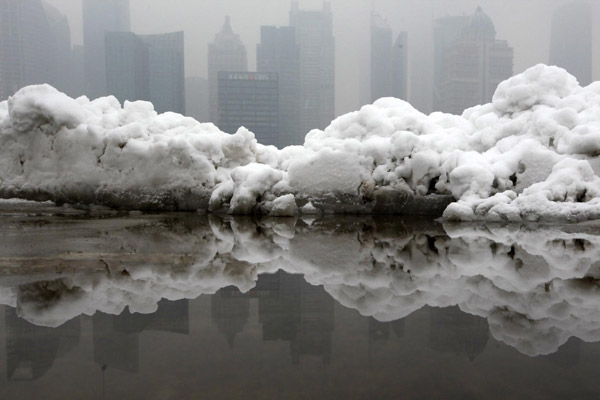 Snow disrupts transport across Shanghai