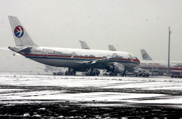 Snow disrupts transport across Shanghai