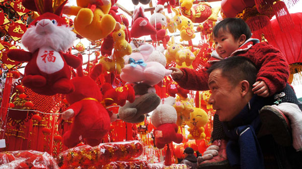 A sea of red fills Spring Festival markets