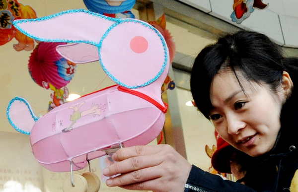 Rabbit lanterns popular ahead of Lantern Festival