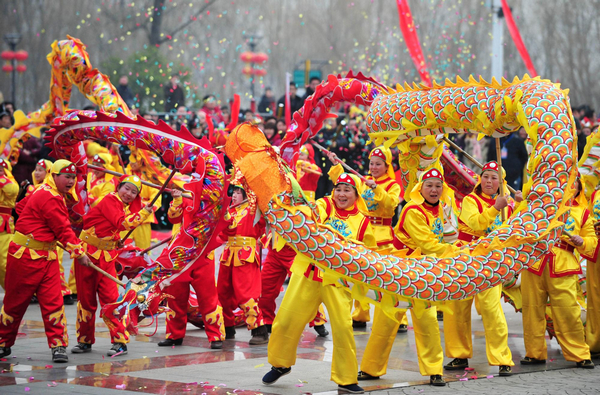 Dragon dance livens up S China