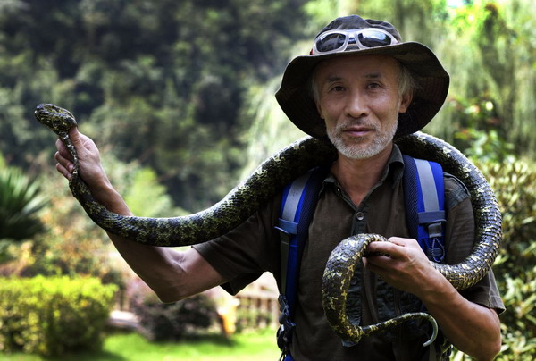 'Dr Snake' bears fangs for conservation