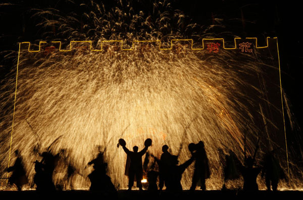 Lantern Festival celebration: spraying molten iron