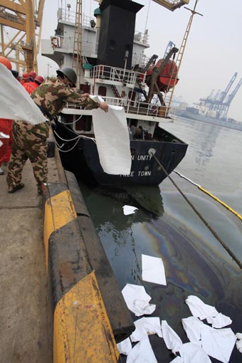 Oil spill after cargo ship tilts in Dalian