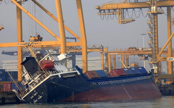 Oil spill after cargo ship tilts in Dalian