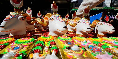 Busy market in Lhasa befor Losar New Year