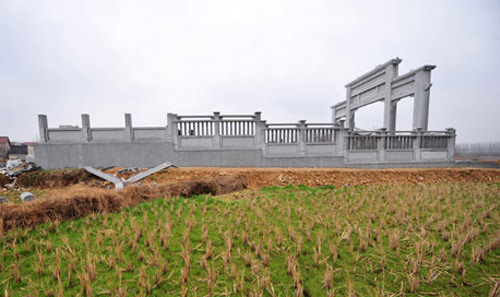 Huge tomb stopped to make way for corps in C China