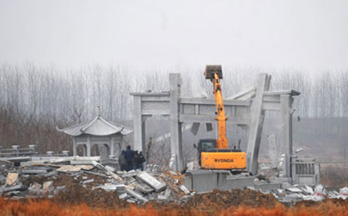 Huge tomb stopped to make way for corps in C China