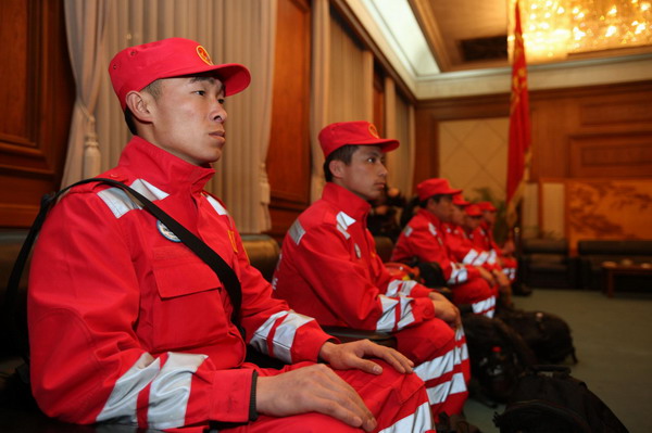 Chinese rescue team leaves for Japan