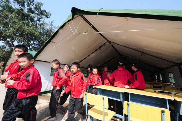 Classes resume in tents in SW China quake zone