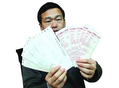 Official returns 9,000 yuan in bribes