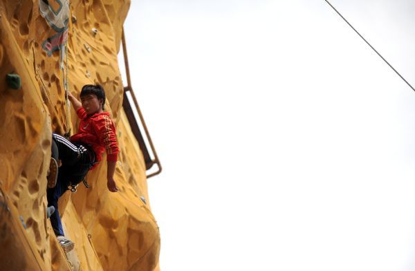 Young Tibetans trained to be mountaineering guide