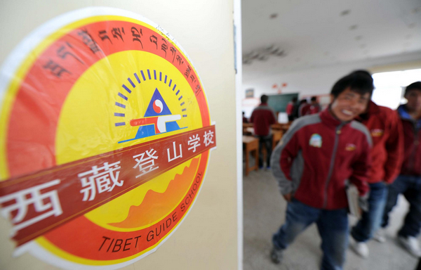 Young Tibetans trained to be mountaineering guide