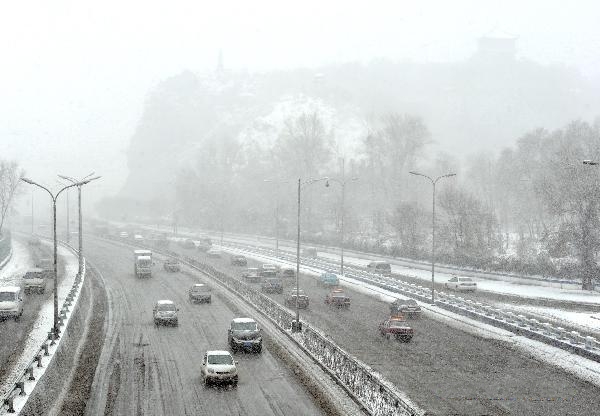 Heavy snow hits Urumqi