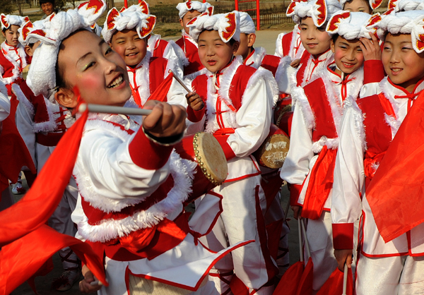 Schools begin to teach waist drum dance