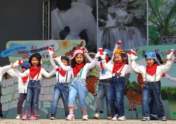 Taiwan children to zoo animals: Bon voyage!