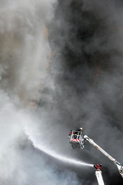 One killed in NW China shopping mall fire