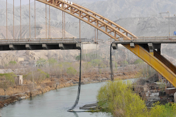 Highway bridge collapses in NW China