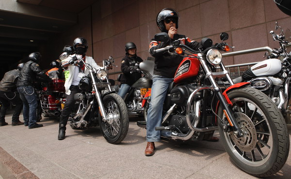 Chinese Harley fans ride to US
