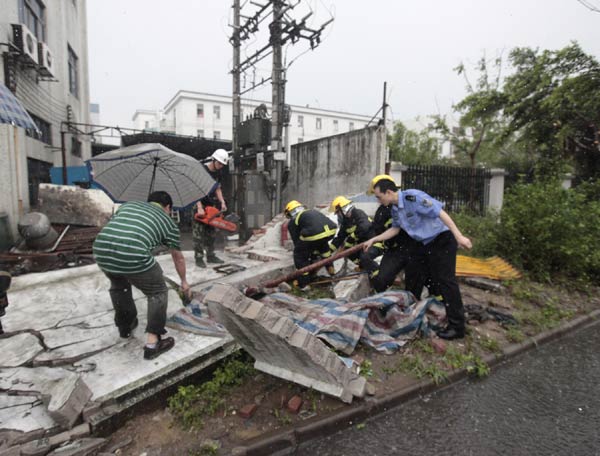 Hailstones, thundershower kill 12 in South China