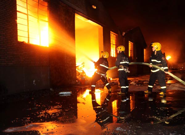 Fire engulfs work depot in NW China