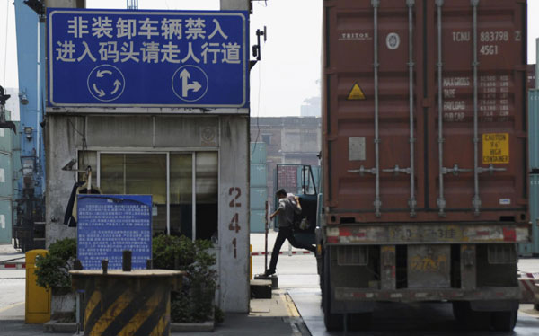 Shanghai to lower container transportation fees