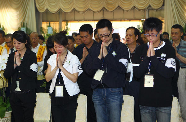 Relatives honor victims of Taiwan train accident