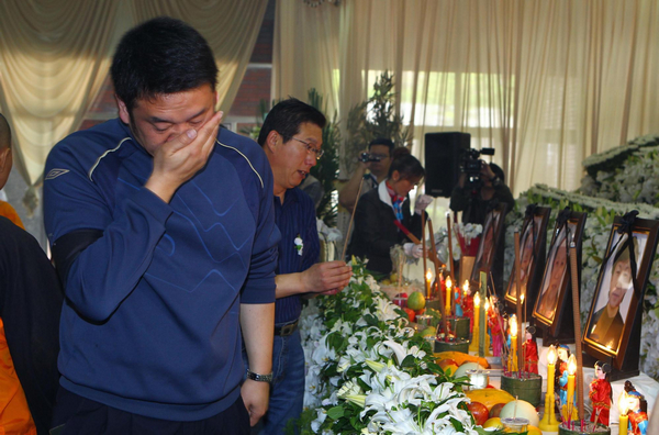 Relatives honor victims of Taiwan train accident