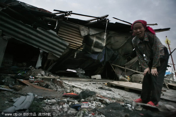 Storm kills 4 , injures 17 in S China