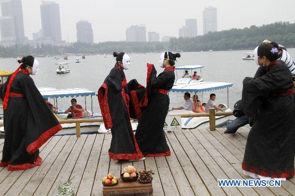 People wearing Han clothings to worship Qu Yuan