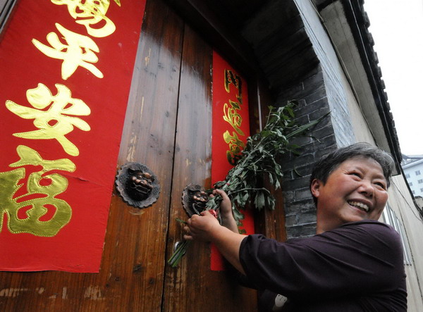 Chinese celebrate Dragon Boat Festival 