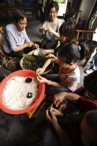 Chinese celebrate Dragon Boat Festival 