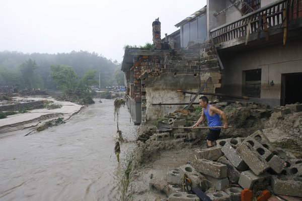 Flood and mudslide kill 29 in Central China