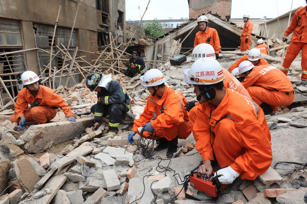Building collapse buries 16 in East China city