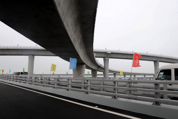 China opens world's longest sea bridge