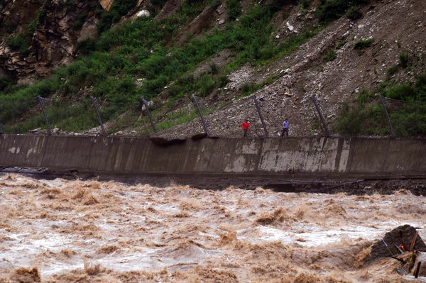 Mudslide cuts off national highway in Sichuan