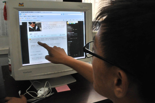Xi Haijian, 21, a micro-blogger and a fine arts education sophomore at Northeast Normal University in Jilin province, interacts with netizens on his micro blog at Sina.com on June 12. Dubbed 'Gebi Xiaohuo', Xi sold his paintings through micro-blogging to raise money to support a volunteer education activity in Sichuan province. Government micro blogs on the rise